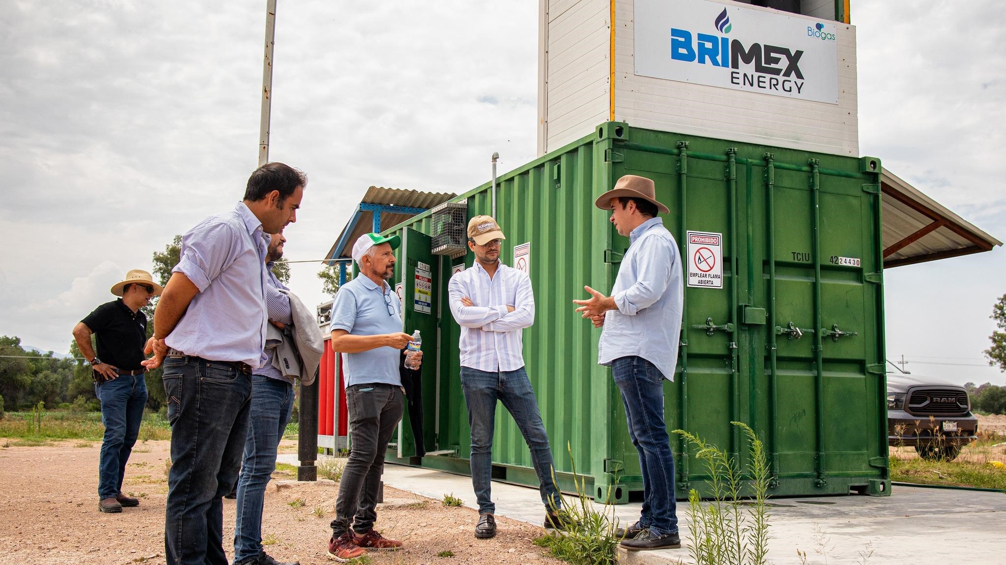 Foto de una reunion en un terreno