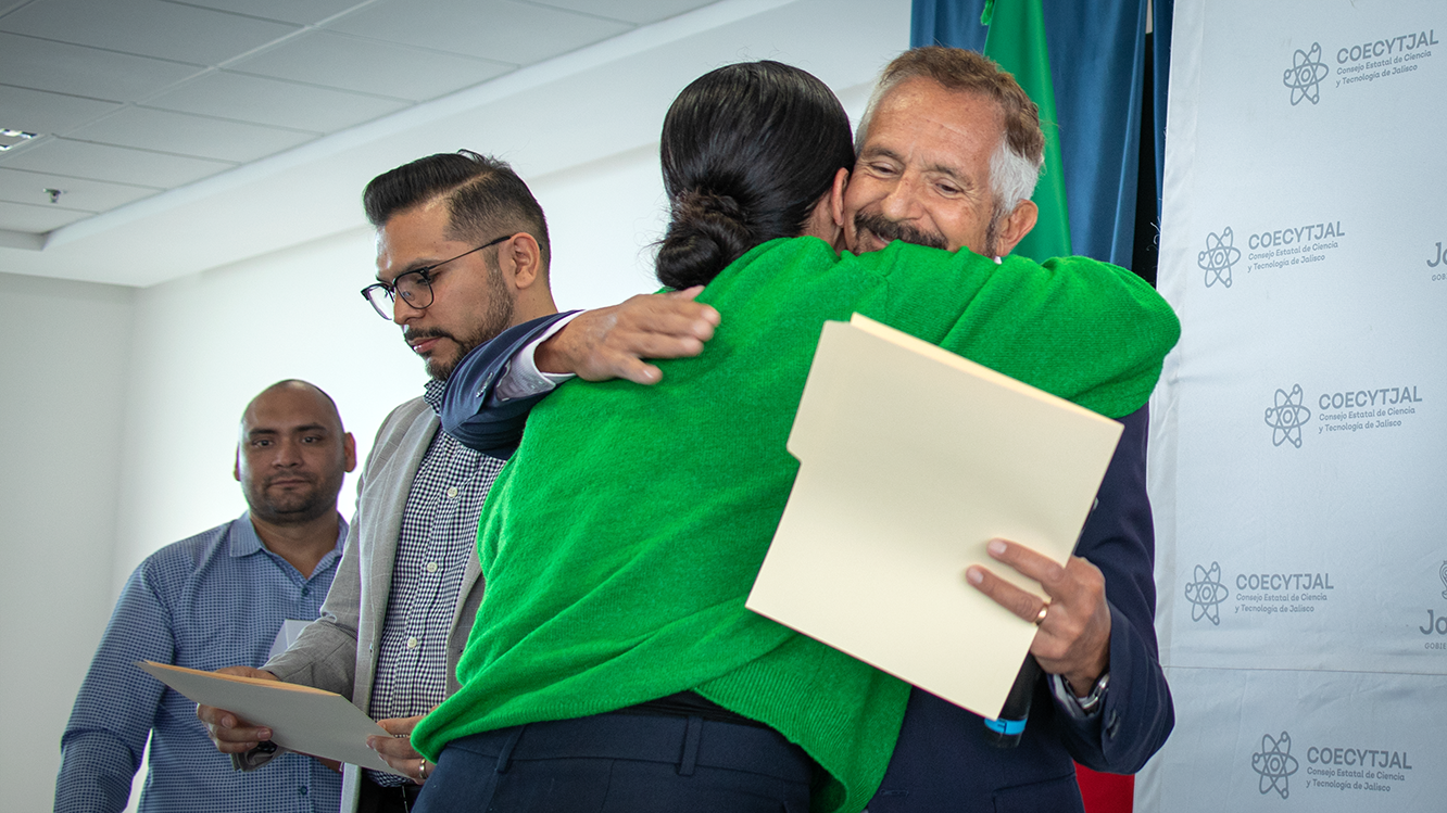 Foto entregando reconocimiento