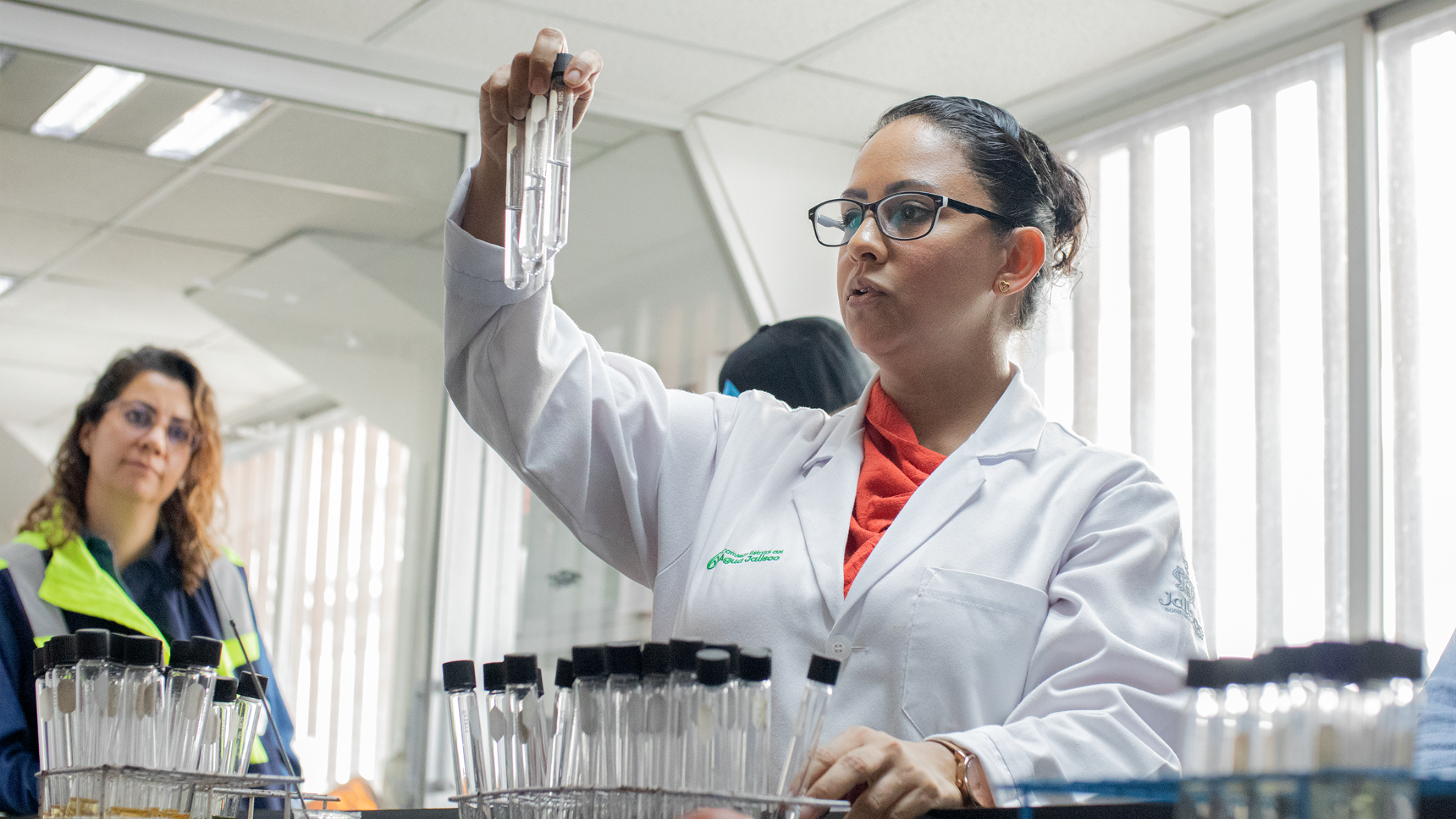 foto de mujer quimica